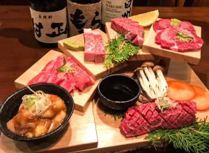 但馬家幸之助の焼肉盛り合わせ。まつき牧場の国産黒毛和牛のカルビ・ハラミ・タンと、ホルモン、しめじや大根などの野菜を炭火焼肉用に盛り付けた一皿