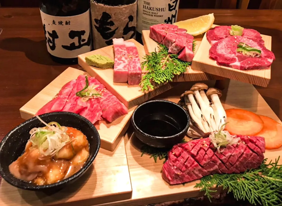 但馬家幸之助の焼肉盛り合わせ。まつき牧場の国産黒毛和牛のカルビ・ハラミ・タンと、ホルモン、しめじや大根などの野菜を炭火焼肉用に盛り付けた一皿